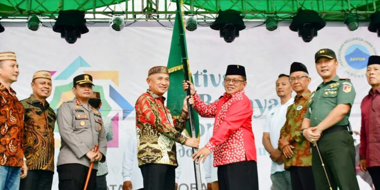 Bupati Pohuwato dan Istri Menyemarakkan Fesbujaton XVII di Kota Kotamobagu