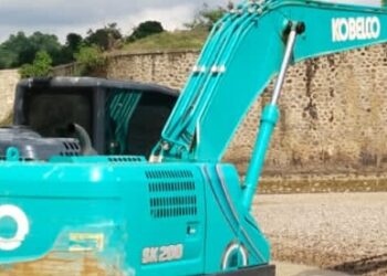 PENAMBANG KERAHKAN DUA ALAT BERAT UNTUK NORMALISASI SUNGAI