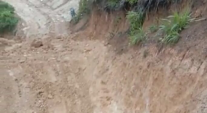 Jalan Akses Putus,Penambang Curhat Di Medsos