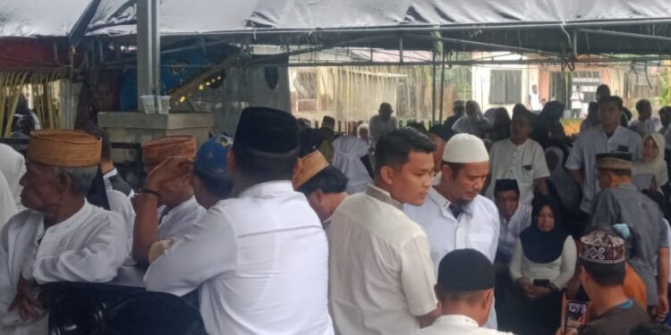 Ketua BK DPRD Meninggal Dunia,Sejumlah Tokoh Pohuwato Dan Ratusan Masyarakat Hadir Di Pemakaman.