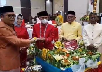 Nasir Giasi Potong Tumpeng, Diberikan Untuk Siapa?