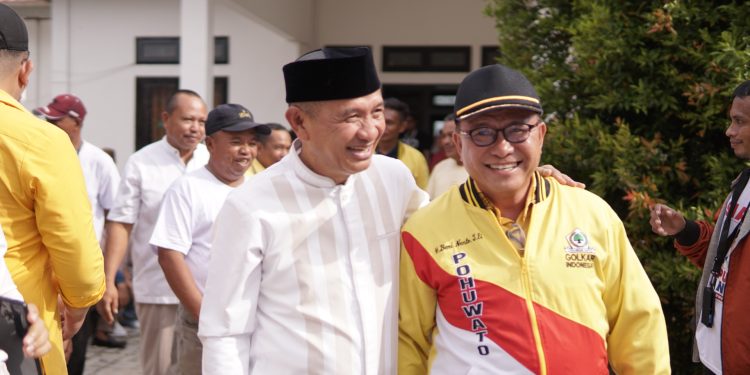Senyum Sumringah Ketua Bapilu Partai Golkar Saat Dampingi Saipul – Iwan Daftar Di KPU