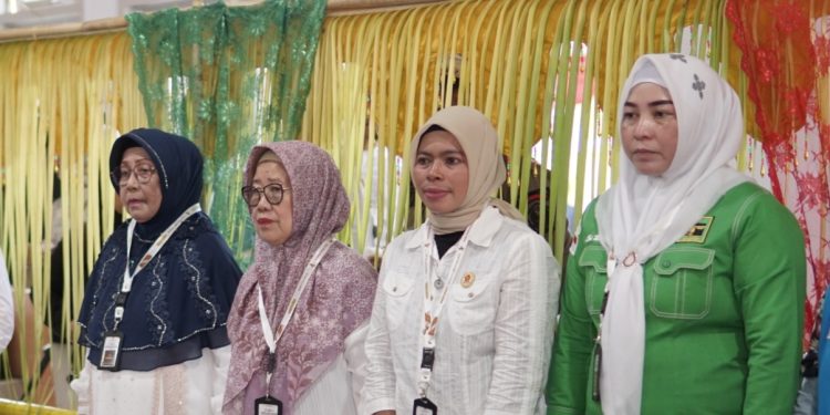Doa Ibu Sepanjang Masa, Itulah Yang Terlihat Saat Since Kadji Dampingi Sang Anak Daftar Di KPU Pohuwato