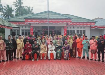 Semarak HUT RI ke-79, KPU Pohuwato Kenakan Pakaian Adat Gorontalo