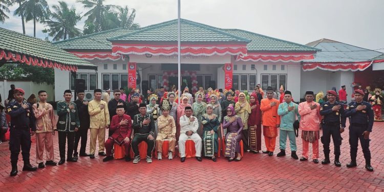 Semarak HUT RI ke-79, KPU Pohuwato Kenakan Pakaian Adat Gorontalo