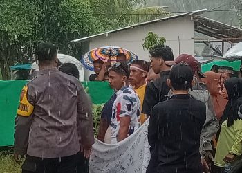 Di Guyur Hujan, Erna Giasi Hadapi Masa Aksi