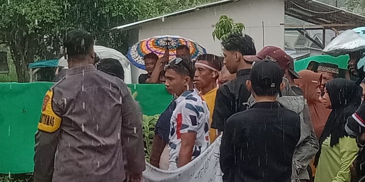 Di Guyur Hujan, Erna Giasi Hadapi Masa Aksi