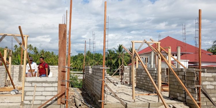 Pembangunan Rumah Bantuan Korban Kebakaran di Kecamatan Buntulia Dikebut, Tukang : Pekerjaan Hampir Selesai
