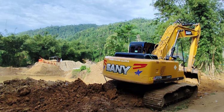 Ekscavator Di Tambang Ilegal Popayato Diduga Dalang Rusaknya Fasilitas Umum