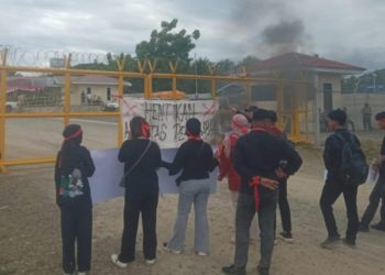 AMM Pohuwato Demo Di Depan Pintu Gerbang Perusahaan Tambang, Berikut Enam Poin Tuntutan Masa