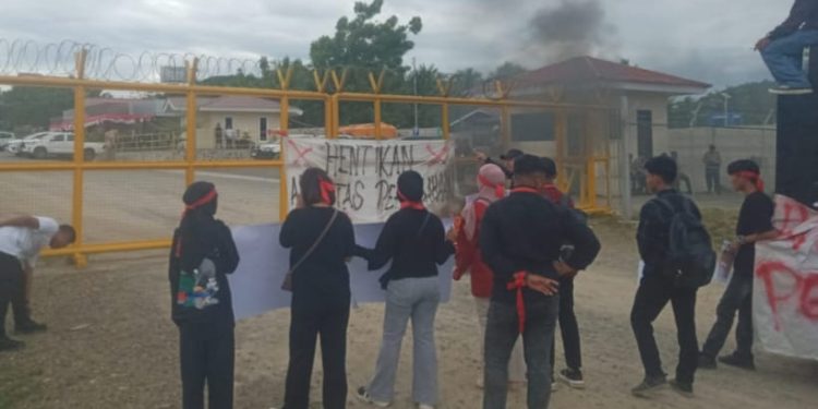 AMM Pohuwato Demo Di Depan Pintu Gerbang Perusahaan Tambang, Berikut Enam Poin Tuntutan Masa