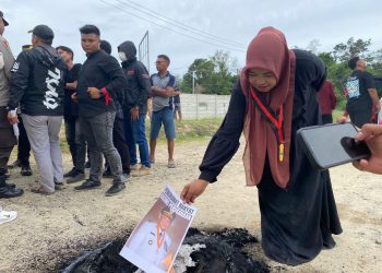 Demo Di Perusahaan Tambang Pohuwato,AMM Bakar Foto Gubernur Gorontalo