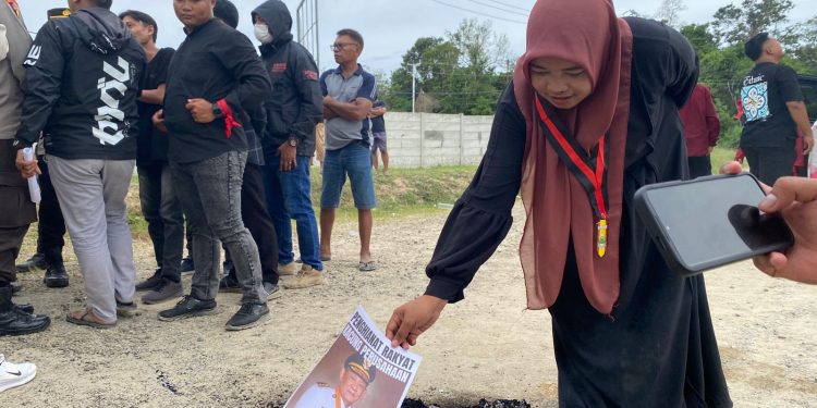 Demo Di Perusahaan Tambang Pohuwato,AMM Bakar Foto Gubernur Gorontalo